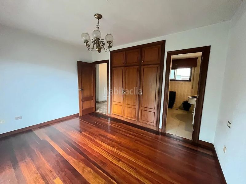 Foto 1d80a653-6675-43d5-bc8e-d7a3fee7ceec. Casa amb aparcament a Valadares - Beade Vigo