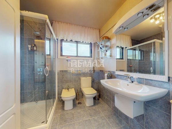 Foto ad0d233e-3be0-4490-93a7-506e37131d95. Xalet amb xemeneia calefacció aparcament piscina a Vigo