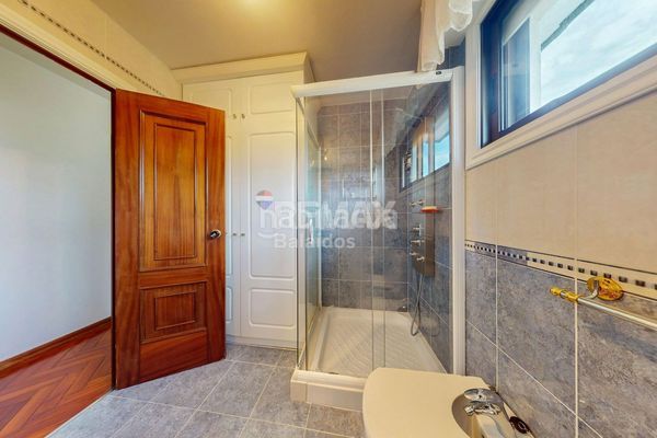 Foto c1f9fa95-d09b-4a88-81b8-695b6f59ee4e. Xalet amb xemeneia calefacció aparcament piscina a Vigo