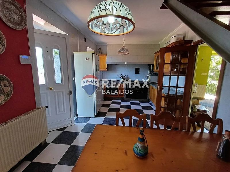 Foto b317f176-871e-4a89-874c-36e56c69e456. Casa amb calefacció aparcament a Covelo (O)