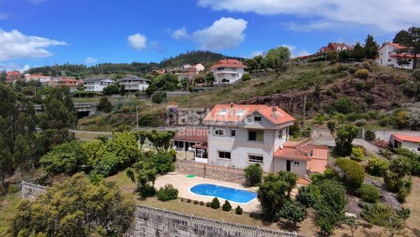 Foto 0eb69297-785c-47c3-bef4-4cda47fc0859. Chalet en Neves (As)