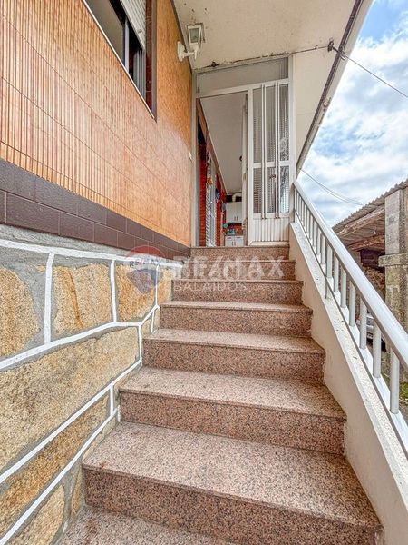 Foto 11b8e70b-8238-4230-b6fc-1a49cbc63128. Casa amb aparcament a Crecente