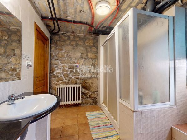 Foto 5dd8a2e3-7f3b-4f37-8e37-1ad0dbce1d3e. Casa amb calefacció aparcament a Tomiño