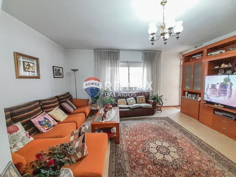 Foto f33af925-f3f0-4614-8683-92255a75b655. Casa amb aparcament a Ponteareas