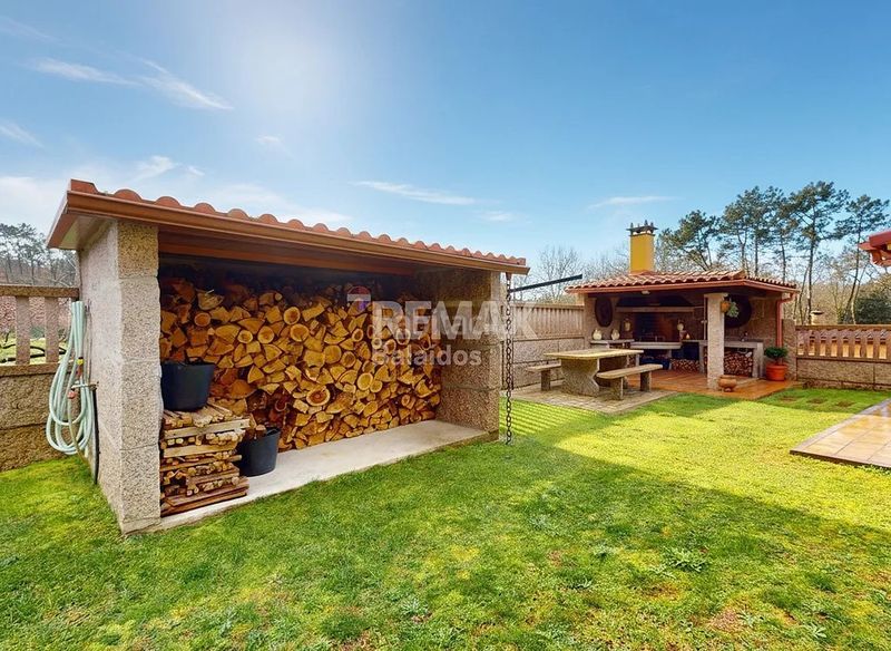 Foto c89fd2d7-e3bf-41ed-a65d-32c63f2a3296. Casa amb xemeneia calefacció aparcament a Ponteareas