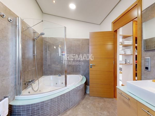 Foto fb8c74ae-48ff-4127-ad5f-78503555fef9. Casa amb calefacció aparcament piscina a Coruxo - Oia - Saiáns Vigo