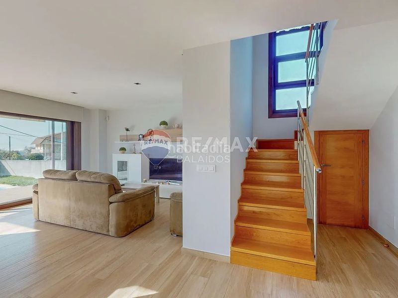 Foto 0678780e-488b-43a9-a826-931065131bf7. Casa amb calefacció aparcament piscina a Valadares - Beade Vigo