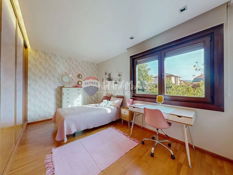 Foto 234bffde-f572-44c4-ae0a-3928fa47a728. Casa amb calefacció aparcament piscina a Valadares - Beade Vigo