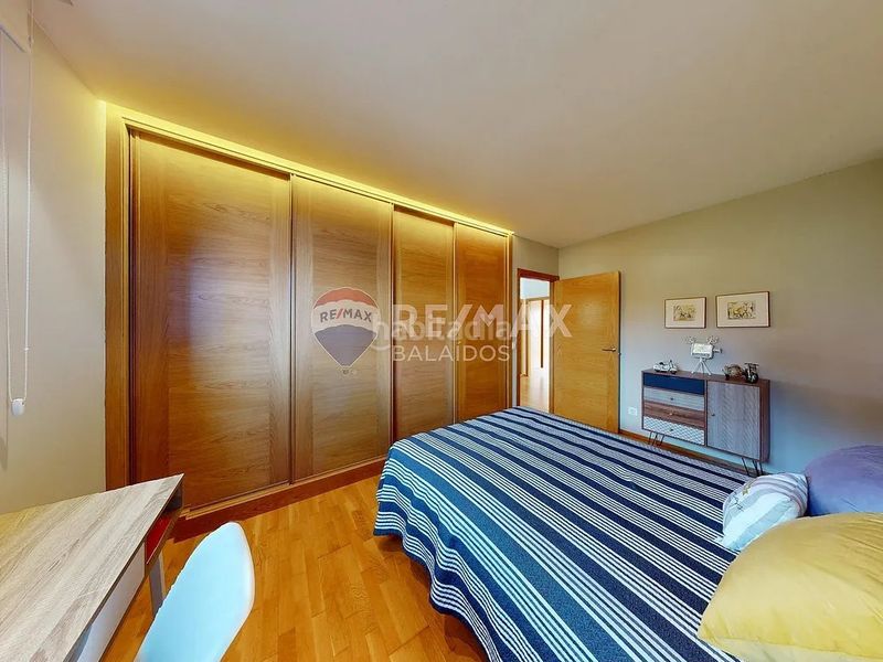 Foto 37ac12be-0b9d-4278-be63-c4d755c6d693. Casa amb calefacció aparcament piscina a Valadares - Beade Vigo