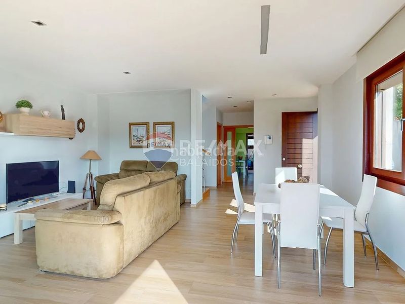 Foto 93757ac0-cdfe-4d21-8f32-43ffe4e84308. Casa amb calefacció aparcament piscina a Valadares - Beade Vigo