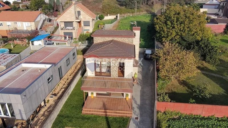 Foto a0c42c18-1ab7-43a0-8fb4-bffd804a8f1b. Casa amb calefacció aparcament piscina a Valadares - Beade Vigo