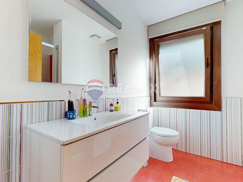 Foto b0320a14-7211-4b88-b4d3-e91d12efdfcb. Casa amb calefacció aparcament piscina a Valadares - Beade Vigo