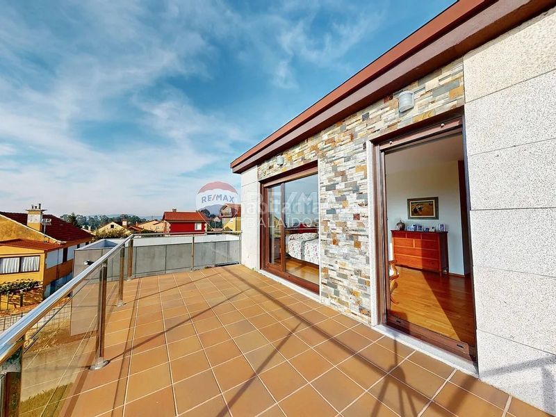 Foto c4b4786e-ffb7-4d13-89b1-71d301f46098. Casa amb calefacció aparcament piscina a Valadares - Beade Vigo