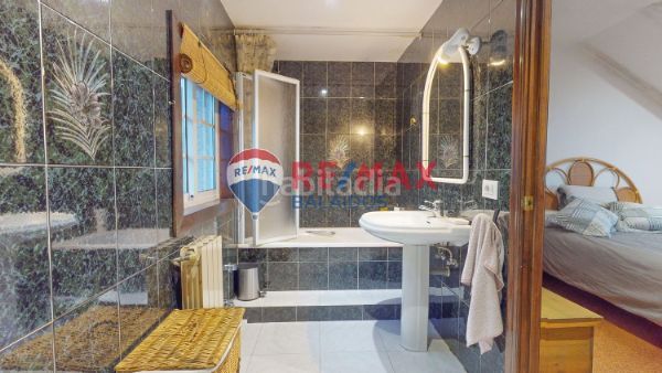 Foto b5ab1779-61b4-46da-afed-418684b81379. Casa amb calefacció aparcament piscina a Tomiño