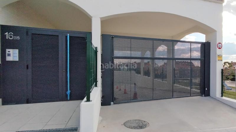 Foto f3ba2986-8043-4a56-86b2-61ce7a699cef. Parking voiture dans calle espiga 16b dans Cistérniga