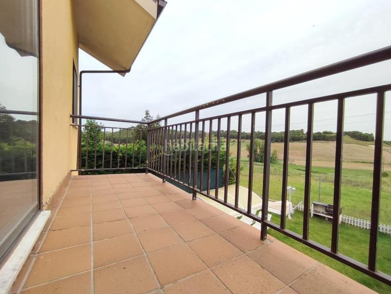 Foto 18cca789-7c38-42b8-81f9-7efce3498bdc. Casa adossada amb calefacció aparcament piscina a Valladolid