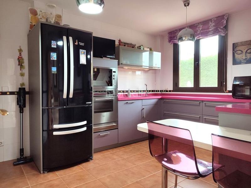 Foto 7d52cae3-4e74-46b0-af01-9a4490528bc2. Casa adossada amb calefacció aparcament piscina a Valladolid