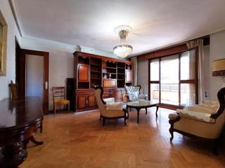 Pis  Calle nuñez de arce 21. Amplia vivienda muy próxima a plaza de la universidad