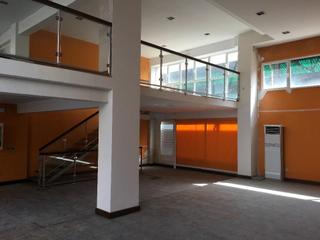 Local Comercial en Paseo Arco de Ladrillo