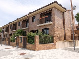 Casa adossada  Calle fuente de la fama 2. Estupendo chalet en fuente juana