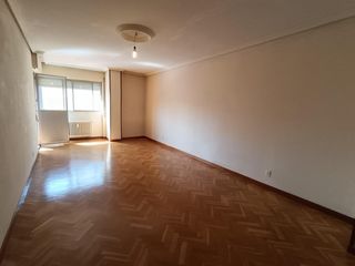 Flat  Calle simón aranda. Amplia vivienda de 4 dormitorios con garaje en pleno centro de v