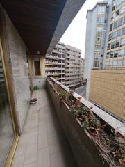 Pis a Centro. Pleno centro ( enfrente parque san lazaro ) / todos los servicio
