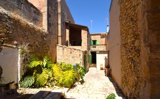 Chalet en Calle lluna 52. Casa de pueblo con garaje y patio en santa margalida