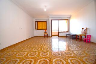 Pis a Calle lluna 58. Piso con terraza comunitaria en muro