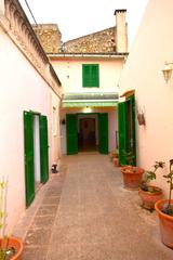 Casa adossada a Petra. Casa con garaje y terraza privada en petra