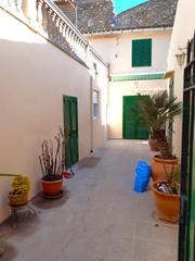 Casa adossada  Calle major. Casa con garaje y terraza privada en petra