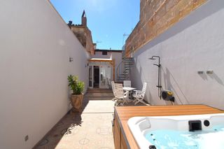 Chalet en Muro. Casa de pueblo con garaje y patio en venta en muro.