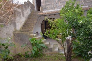 Casa a Muro. Fantástica casa de pueblo con garaje, patio y acceso por dos cal