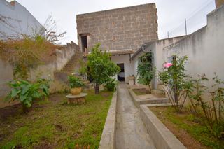 Casa a Muro. Casa de pueblo con garaje y patio en muro