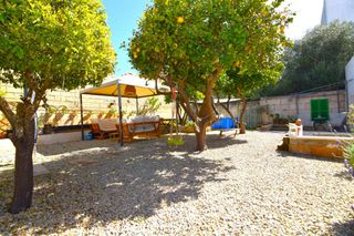 Casa a Muro. Casa con car�cter mallorqu�n y  jard�n en muro