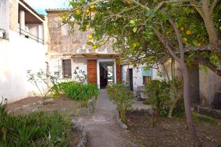 Casa a Llub�. Casa de pueblo con jard�n y garaje en llubi