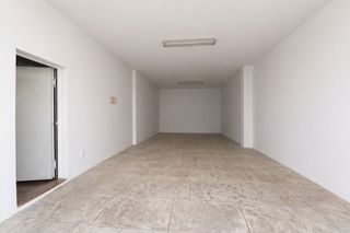 Aparcament cotxe  Carrer de joan carles i. Garaje en muro