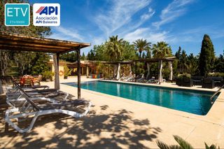 Mas à Llubí. Finca rústica con vivienda con piscina y licencia vacacional en