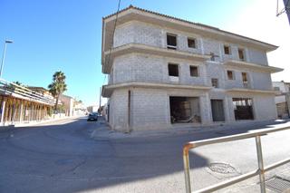 Building  Calle sant vicenç. Edificio en construcción en muro