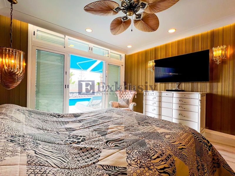 Foto a11f1252-2380-440f-b6f2-8737fb22c1f9. Casa amb piscina a Playa Fañabé Alto Adeje