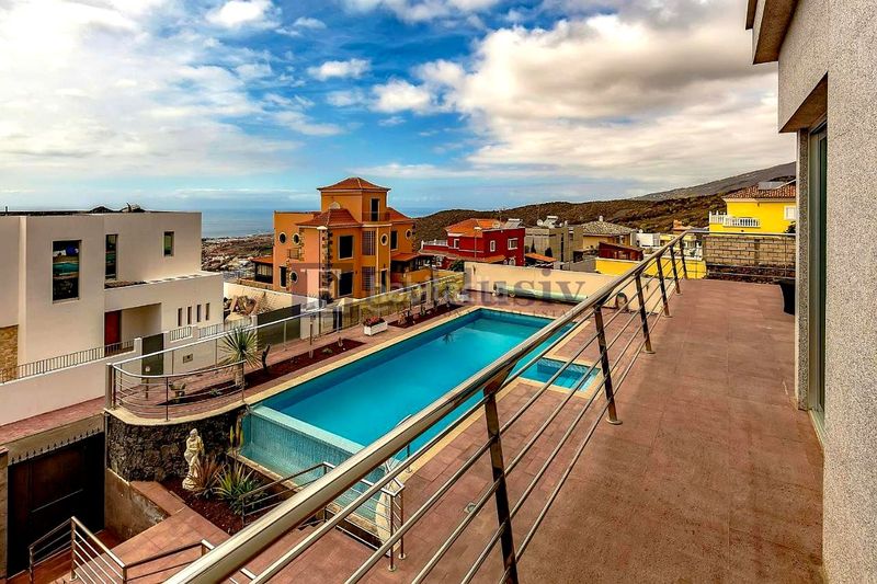 Foto b974dc2f-e6e1-4186-a846-a0097d452dc5. Casa amb aparcament piscina a Torviscas Centro y Alto Adeje