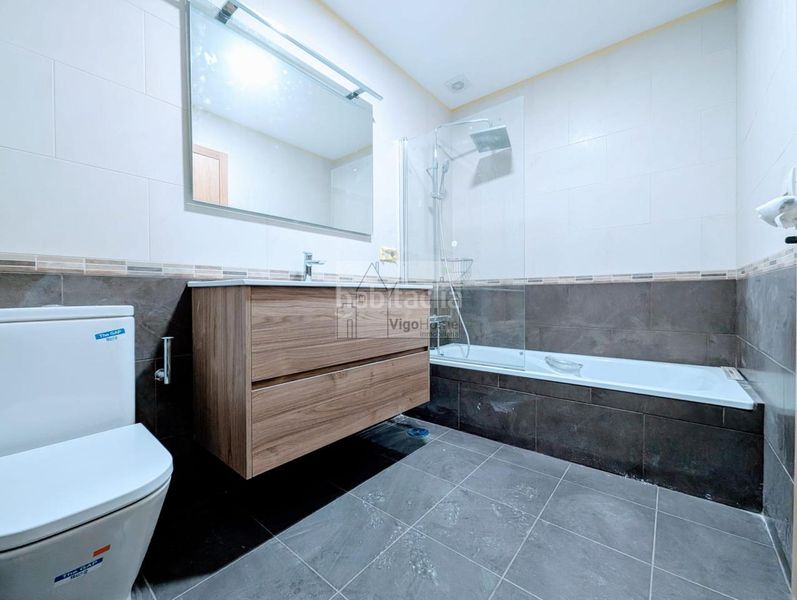 Foto 2a0606c2-d51e-423e-8645-de0e0b047bdf. Casa adossada amb calefacció aparcament a Teis Vigo
