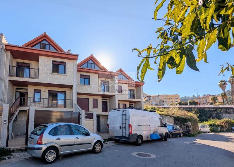 Foto 8ae4c8f9-7f2b-443d-a207-10fd921ad317. Casa adossada amb calefacció aparcament a Teis Vigo