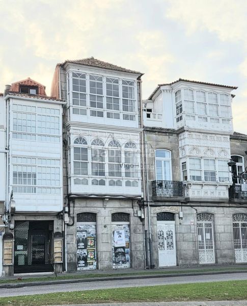 Foto b0eb339b-2eb3-4b66-b7d9-3e064ec20a5a. Edificio in Baiona