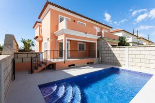 Casa aparellada  N/a. Semi-detached villa with swimming pool in el madroñal