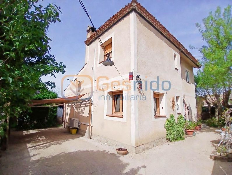 Foto 0c8621f3-7ce5-4dd1-a2c6-f6bdf5cf31a1. Chalet  individual segovia de 6 dormitorios, 3 baños y amplio jardín en Basardilla