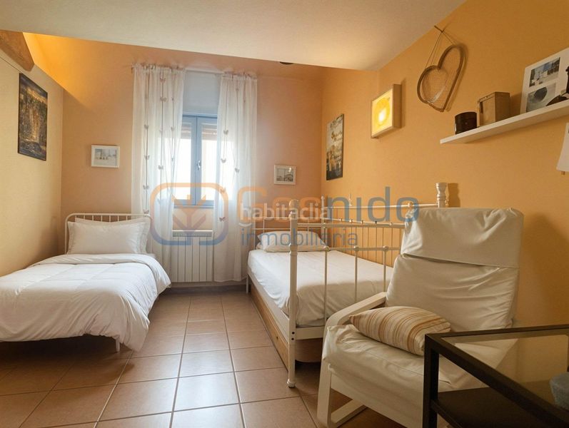 Foto b4d6b3e8-dcb7-4fba-aa37-c40f8fe97b2b. Chalet  individual segovia de 6 dormitorios, 3 baños y amplio jardín en Basardilla
