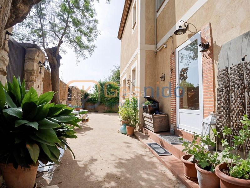 Foto b78d830b-52de-4f23-adde-7427e69d073c. Chalet  individual segovia de 6 dormitorios, 3 baños y amplio jardín en Basardilla