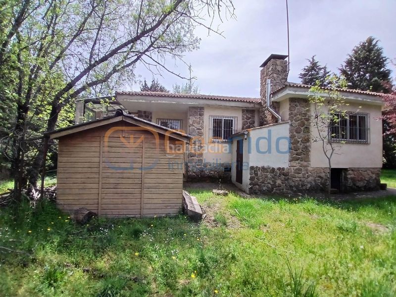 Foto 65ae2c21-9dc2-4d30-81f8-4868aa0072f5. Casa amb calefacció aparcament a Sotosalbos