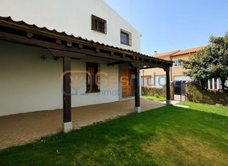 Casa  Torrecaballeros - urbanizacion la cerca. Chalet con encanto a reformar parcialmente en torrecaballeros se