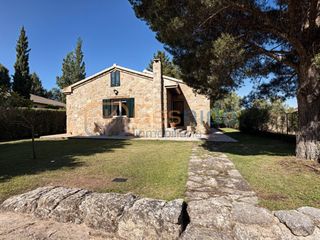 House in Aldealengua de Pedraza. Chalet de piedra en aldealengua de pedraza segovia con tres habi